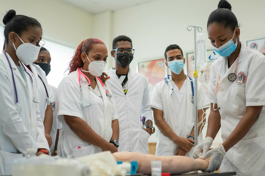 Nursing students learn through hands-on training and skills development at the Instituto Técnico Superior Comunitario (ITSC) in Santo Domingo, Dominican Republic. Through the Advance program (known locally as “Avanza”), FHI 360 partners with technical education programs like ITSC to help marginalized young people in the Dominican Republic gain employment in growing sectors of the country’s economy.