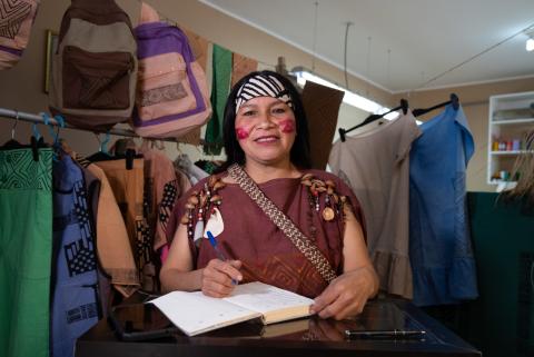 Mery Neli Salazar Pedro from Peru has been running the family artisan business ‘Arte Yanesha Amazónica’ from her home for 10 years, producing clothing, accessories and homewares with Amazonian designs. 